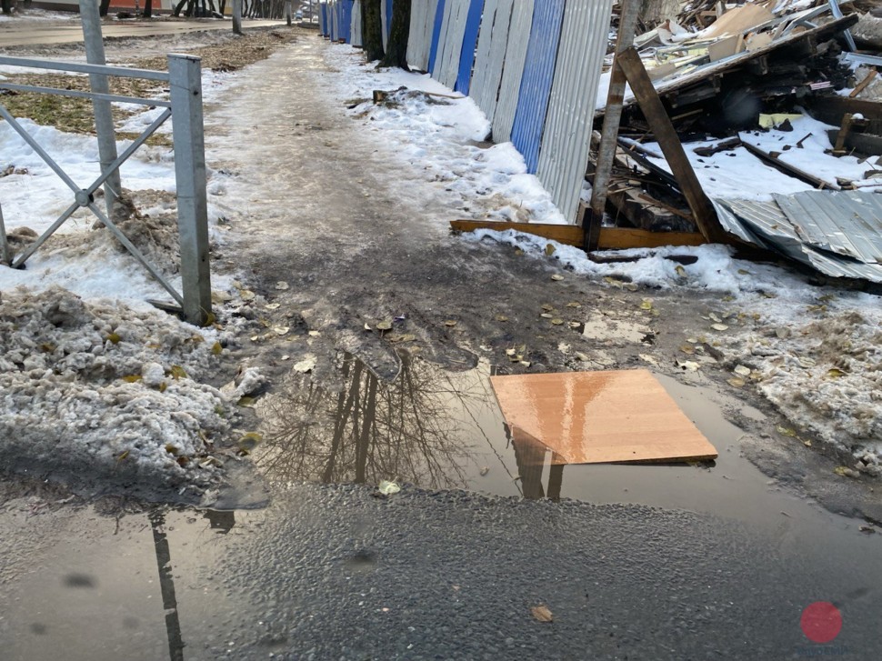 В Северодвинске на пешеходном переходе бросили поддон